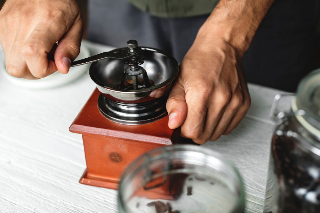 Koffiebonen malen met koffieschoonmaak.nl